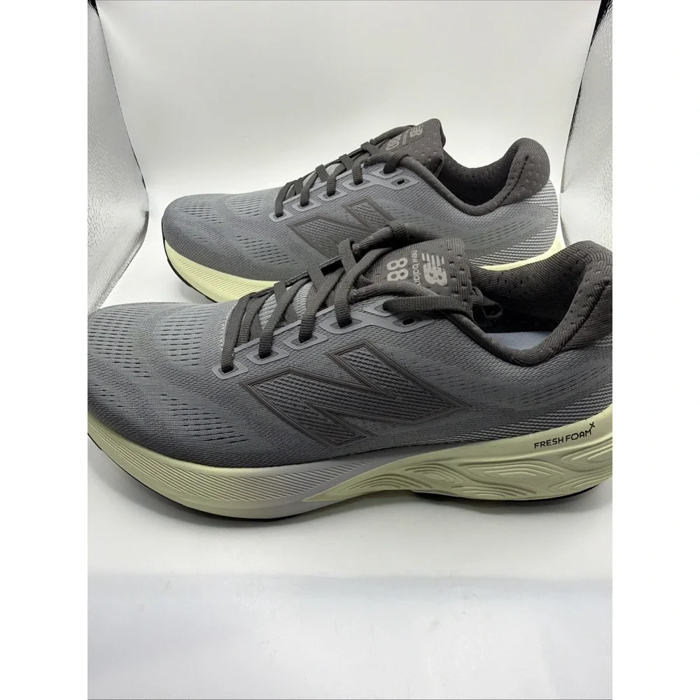 New Balance men's Fresh Foam Running Shoe. X880V15 Grey/Grey‎ Size 9 New